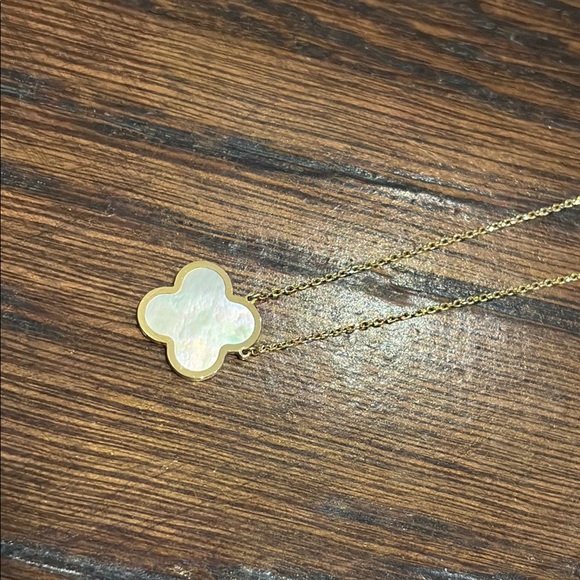 14KT Yellow Gold Mother of Pearl Clover Necklace - Picture 7 of 7